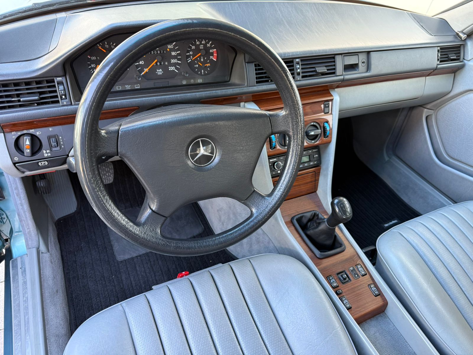 MERCEDES BENZ 230E - Imagen 4