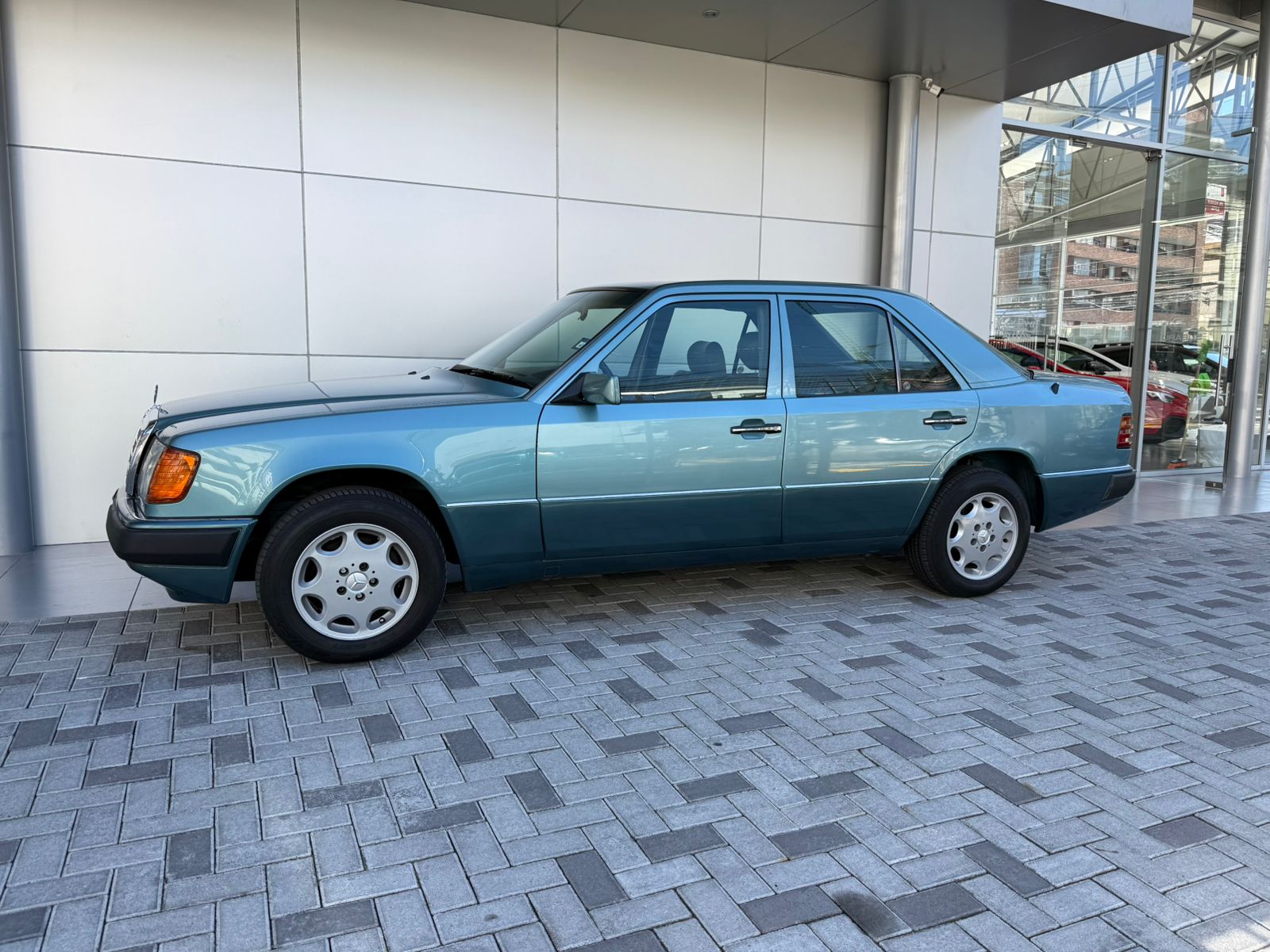 MERCEDES BENZ 230E