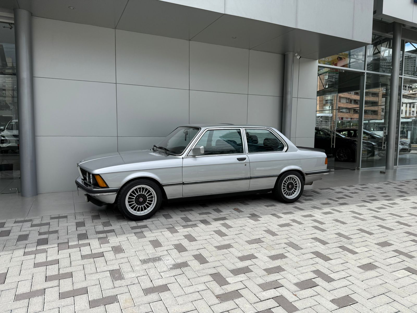 BMW 323